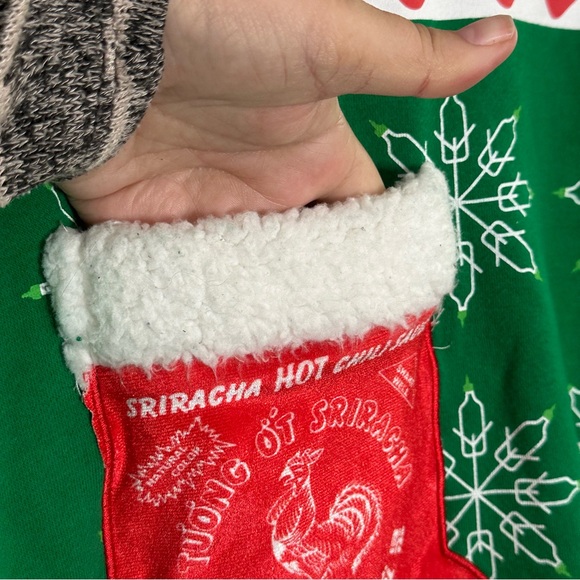 🎄 Huy Fong Foods Sweater S Sriracha Hot Chili Sauce Pocket Christmas - Picture 4 of 10